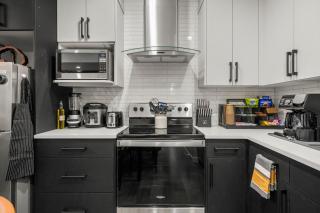 King Bed, Full Kitchen, Free Parking, Family Friendly Dining, Workspace & Fast Wi-fi - Private Basement Suite - 7