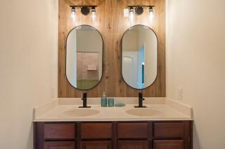 Spacious 5BR Home near IAH airport - Sleeps 16 - 8