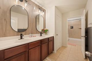 Spacious 5BR Home near IAH airport - Sleeps 16 - 3