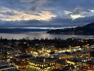 One Million-Dollar Vista Premium 2-Bed Sky Flat with Lake & City Views - 9