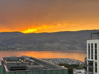 One Million-Dollar Vista Premium 2-Bed Sky Flat with Lake & City Views - 6