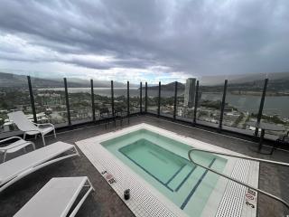 One Million-Dollar Vista Premium 2-Bed Sky Flat with Lake & City Views - 1