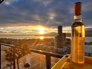 One Million-Dollar Vista Premium 2-Bed Sky Flat with Lake & City Views - 0
