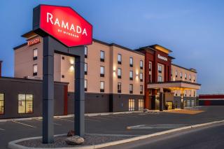 Ramada by Wyndham St Paul AB - 9