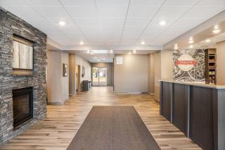 Ramada by Wyndham St Paul AB - 7
