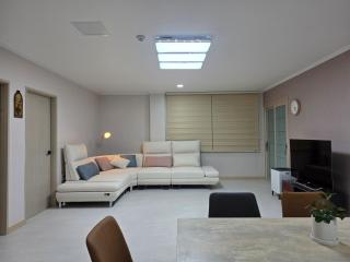 Stay33 Pet friendly house near Hwangridangil - 1