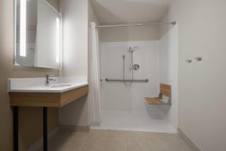 La Quinta Inn & Suites by Wyndham Greenville Woodruff Rd - Greenville - 1