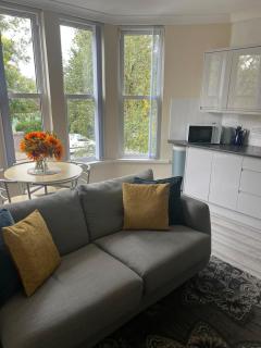 Penarth Station Renovated apartment - 8