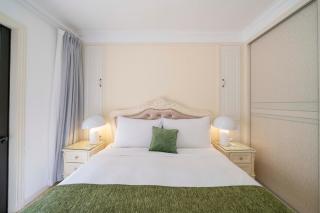 Tyms Modern 2BR APT Xujiahui Dacheng Residence - 8