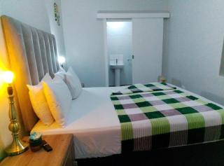 Neo & Ruks Guest Houses Boston Belleville 3 - 9