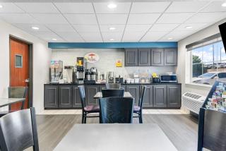 Super 8 by Wyndham Weatherford - 1