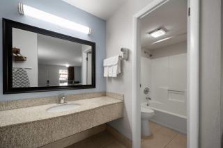 Super 8 by Wyndham Covington - 2