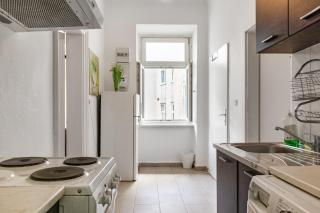 Amazing 1BR & 1LR Apartment Prime Location for Long Stay - 2