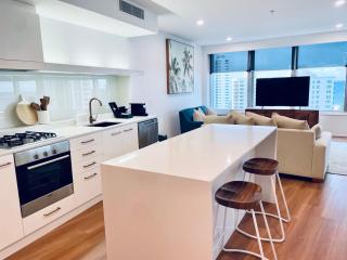 Q Tower - Deluxe Ocean View Apartment with King Bed & Spa - 8