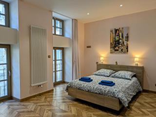 Gîte des Siècles - Maison du XIVe siècle avec Ascenseur et Cinéma - 9