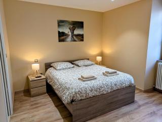 Gîte des Siècles - Maison du XIVe siècle avec Ascenseur et Cinéma - 3