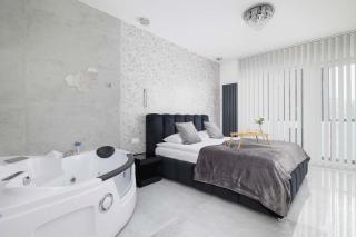 Beautiful Studio in Katowice with Bathtub and Parking Space by Noclegi Renters - 0