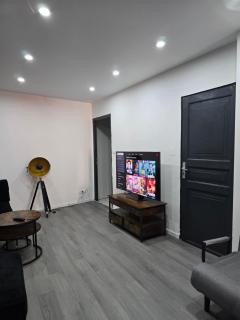 Appartement 120m2 - 10 couchages - 3ch - centre Foix - 2 sdb-2 wc - Parking gratuit à 1 Minute - 1