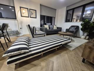 Serene- Stunning Two Bedroom 2 washroom, Spacious, dual aspect lounge, Jwellery Quarter, Birmingham City Centre - 6