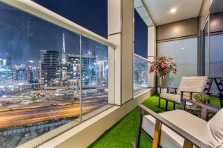 Luxury 1BR with Burj Khalifa View 5-Star Amenities & Valet Parking - 1