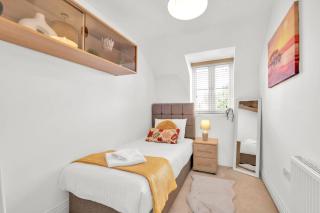 Foxherne 6BDR 3BA Serviced House with Parking - Slough By 360Stays - 2