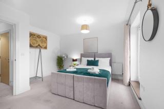 Foxherne 6BDR 3BA Serviced House with Parking - Slough By 360Stays - 0