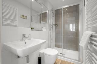 Foxherne 6BDR 3BA Serviced House with Parking - Slough By 360Stays - 2
