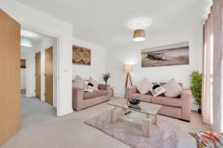 Foxherne 6BDR 3BA Serviced House with Parking - Slough By 360Stays - 6