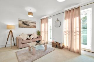 Foxherne 6BDR 3BA Serviced House with Parking - Slough By 360Stays - 4