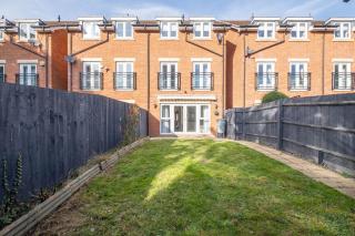 Foxherne 6BDR 3BA Serviced House with Parking - Slough By 360Stays - 9