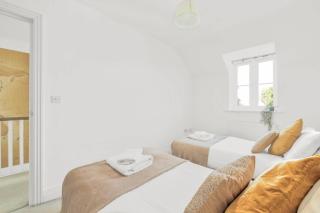 Foxherne 6BDR 3BA Serviced House with Parking - Slough By 360Stays - 3