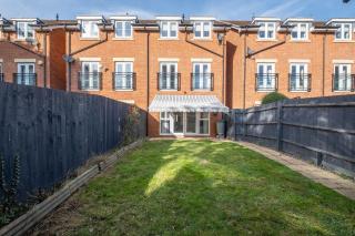 Foxherne 6BDR 3BA Serviced House with Parking - Slough By 360Stays - 6