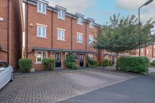 Foxherne 6BDR 3BA Serviced House with Parking - Slough By 360Stays - 1