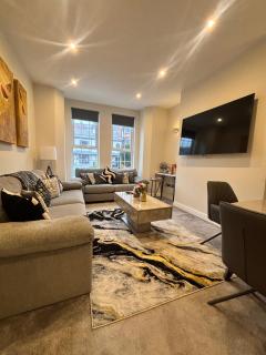 Lethbridge Villa 49 3-bedroom Apartment with Garden, Fibre WiFi, free parking, sleeps 6 - 0
