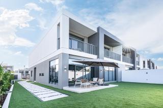 Luxe 6BR Semi-Detached Villa Steps from the Lagoon - 6