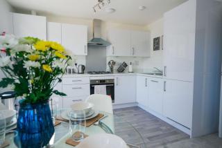 Spacious 2 Bed 2 Bath Apartment in Peterborough with 2 Parking Spaces - 9
