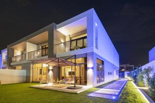 Luxe 6BR Semi-Detached Villa Steps from the Lagoon - 0