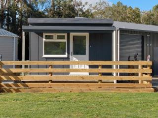 Cow & Calf Cottages- bike wineries & relax in rural location Napier 15 mins - 5