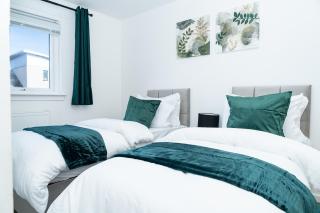 Elegant 3BR Home, City Centre and Free Parking - 7