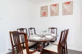 Elegant 3BR Home, City Centre and Free Parking - 6
