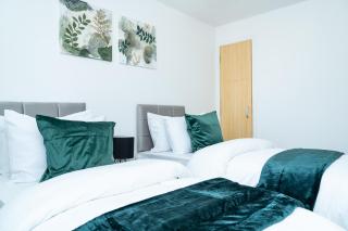 Elegant 3BR Home, City Centre and Free Parking - 2
