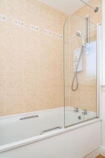 Elegant 3BR Home, City Centre and Free Parking - 2