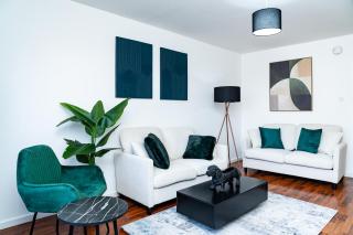 Elegant 3BR Home, City Centre and Free Parking - 6