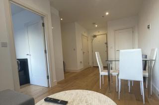 1Bed Apartment on High Street Central Croydon - 2