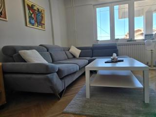 Bright, modern - 2 bedroom condo - 6