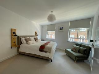 Luxury City Centre Apartment, Winchester - 4