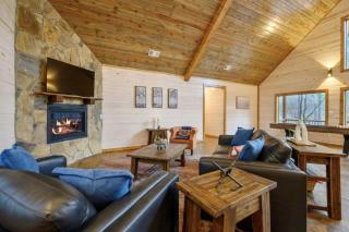 Whispering Winds Luxury Cabin in Hochatown - 2