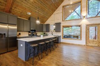Whispering Winds Luxury Cabin in Hochatown - 1