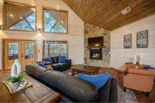 Whispering Winds Luxury Cabin in Hochatown - 4