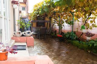 Central 2-Bedroom House with Shared Courtyard near Old Town Bucharest - 5